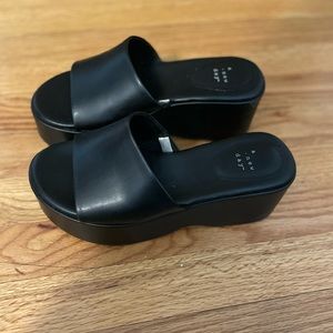 Women’s platform black sandals size 6w